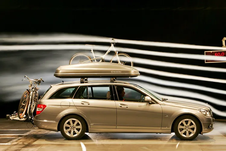 Auto mit Dachbox Luftwiderstand