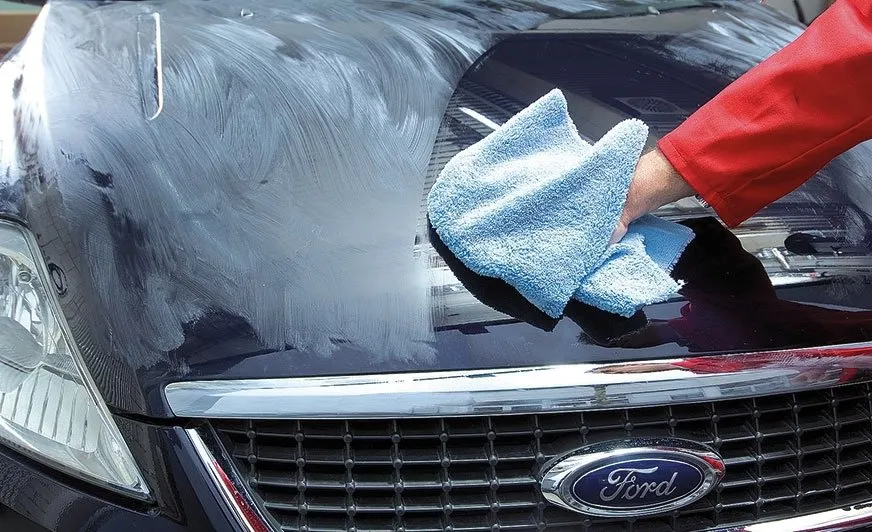 samochód po woskowaniu błyszczący lakier ochrona