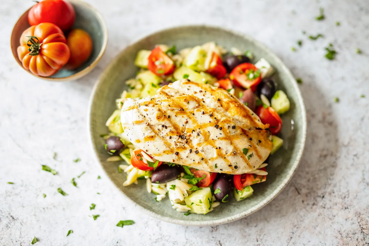 Kritharaki Salat mit gegrilltem H&auml;hnchen