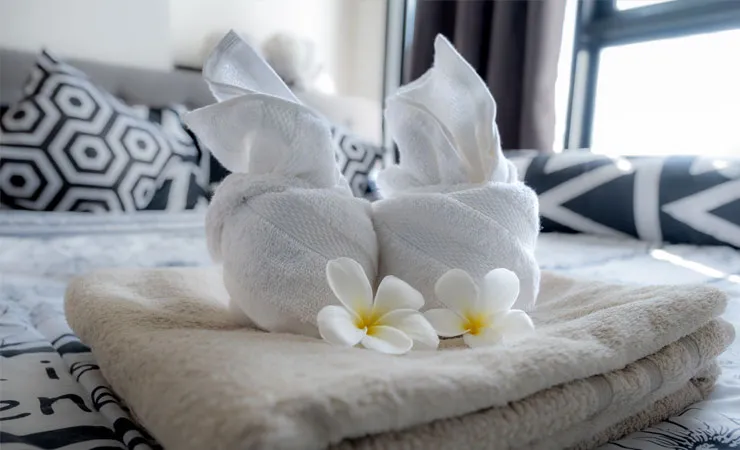 zrolowane ręczniki w koszu aranżacja spa