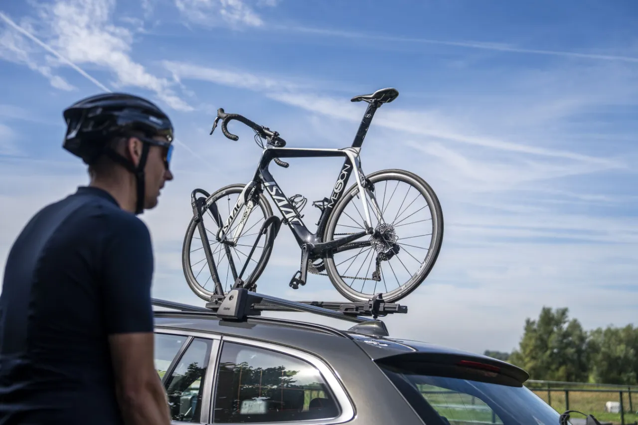 Bagażnik rowerowy dachowy na samochodzie