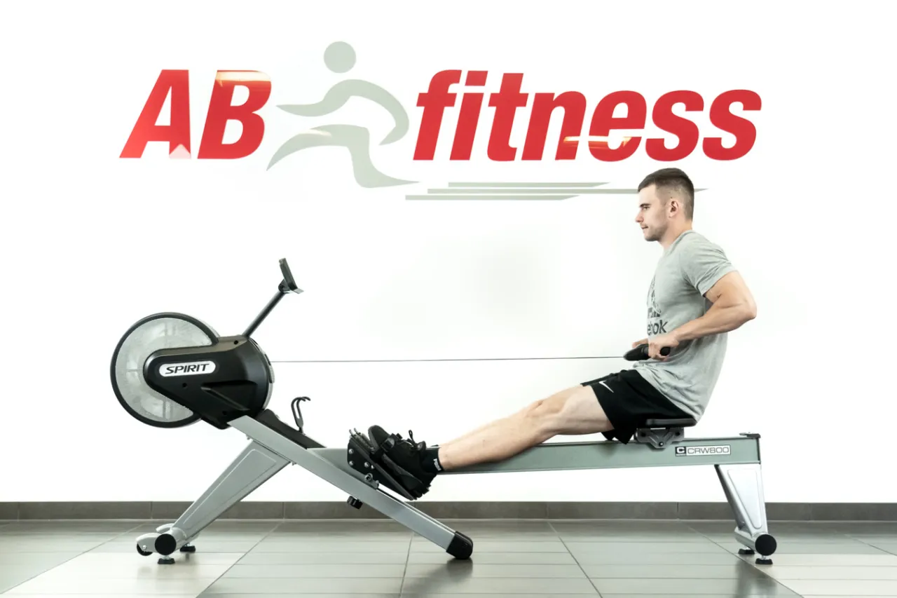 osoba ćwicząca na wioślarzu prawidłowa postawa