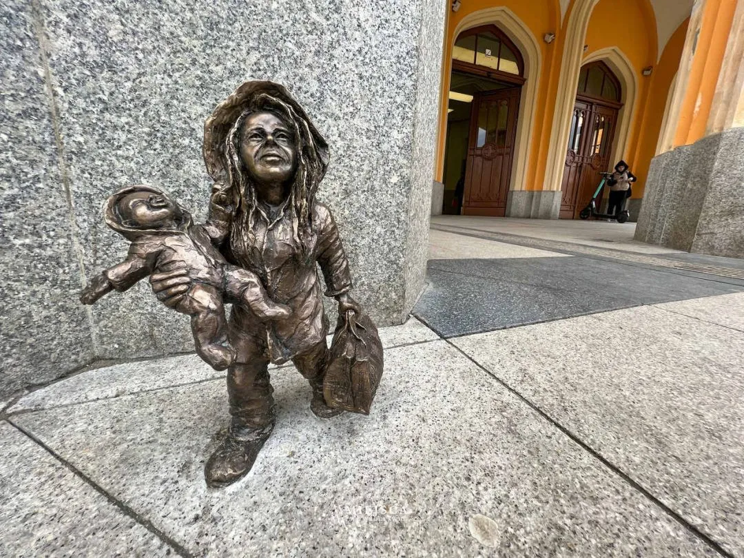 wrocławski krasnal z dzieckiem