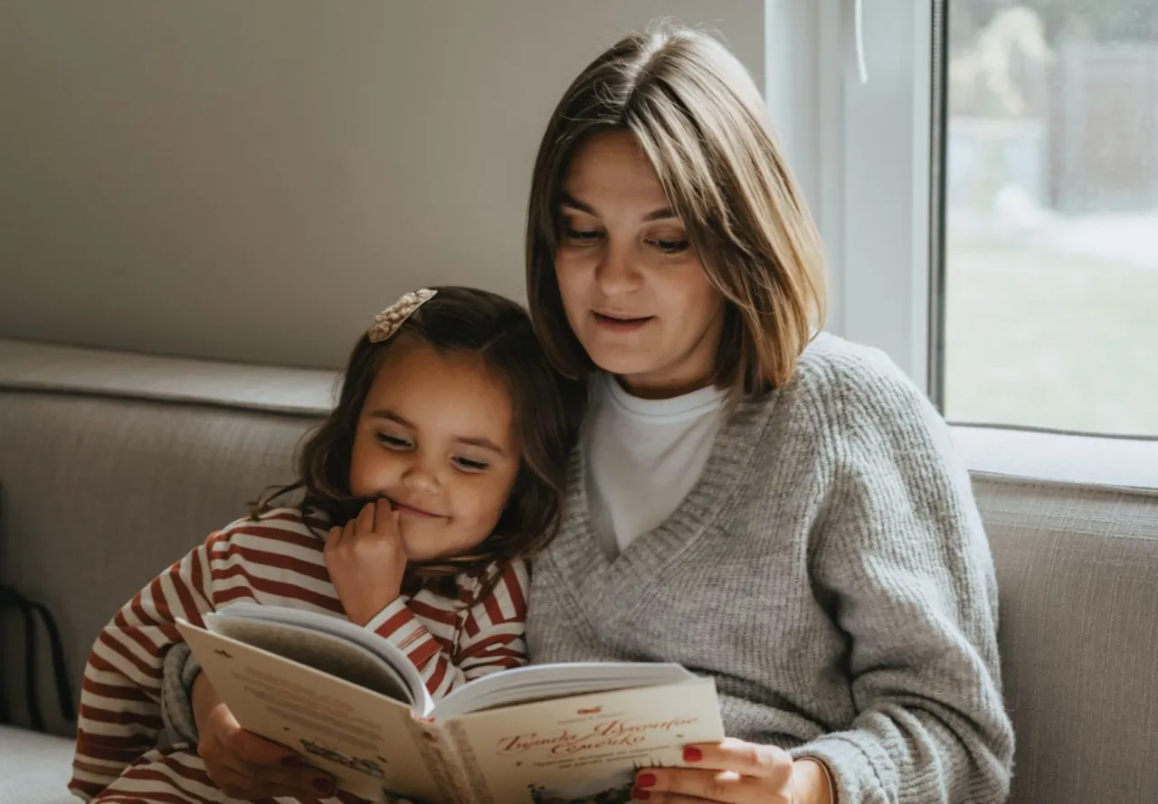 Rodzic czytający dziecku książkę, wsp&oacute;lna zabawa, psycholog dziecięcy