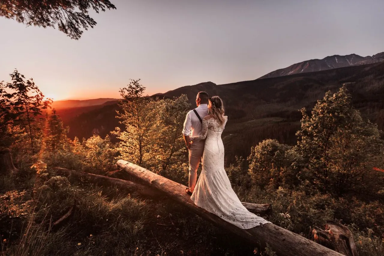 para oglądająca zdjęcia ślubne na komputerze