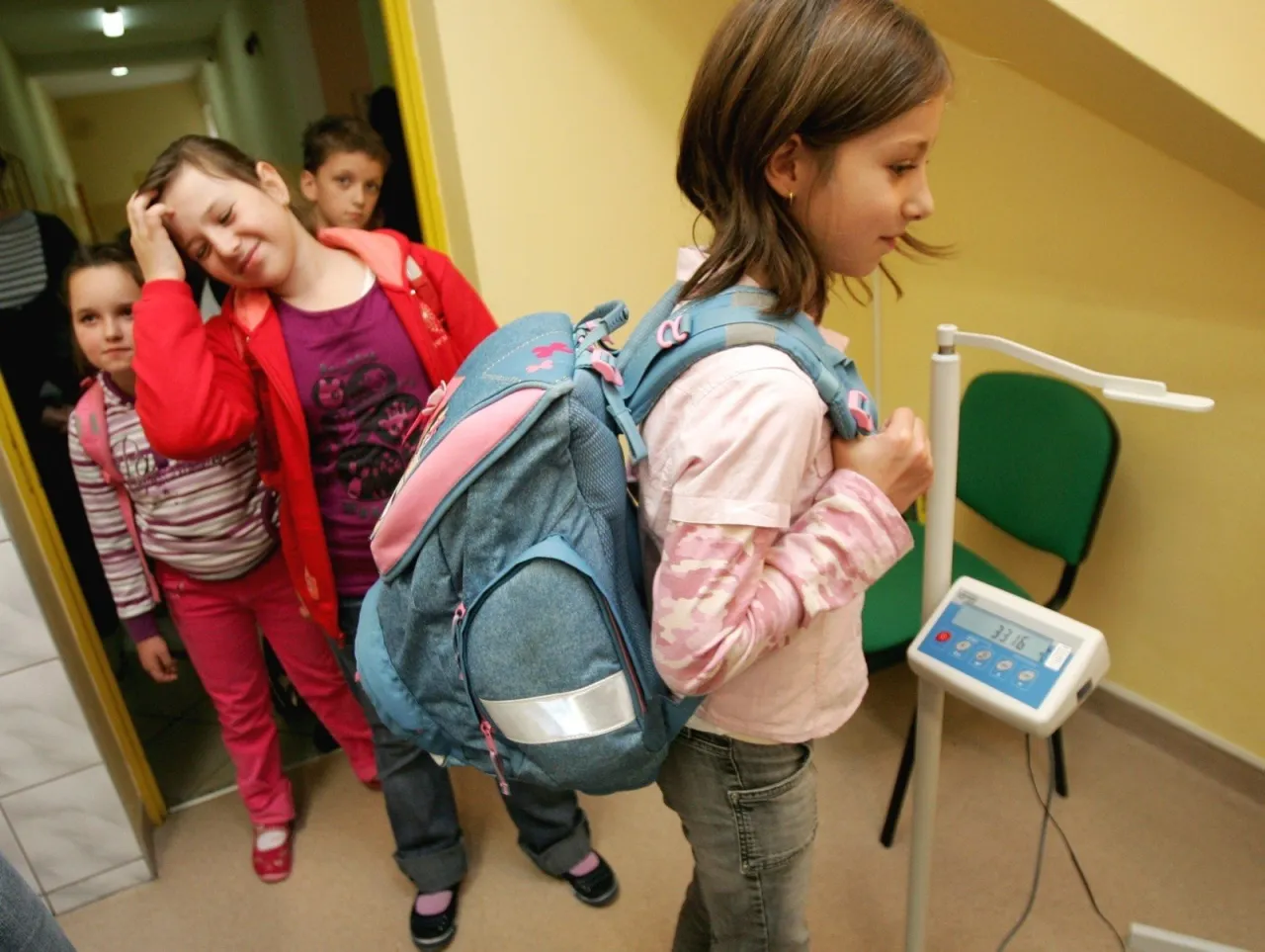 dziecko z tornistrem na wadze