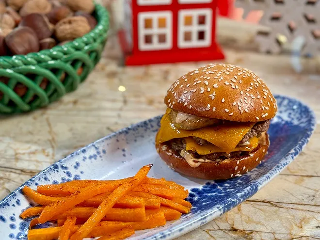 Burger au foie gras gourmet servi avec des frites de patates douces