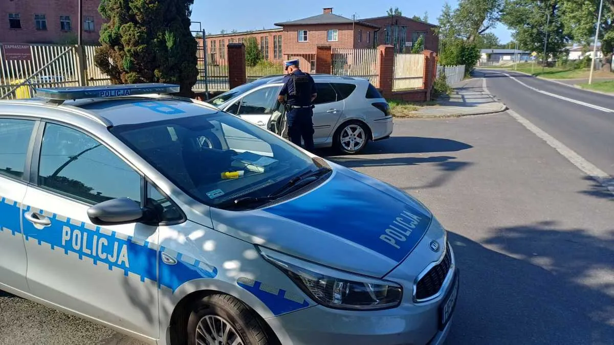 Samochód z tablicami rejestracyjnymi i polisą OC