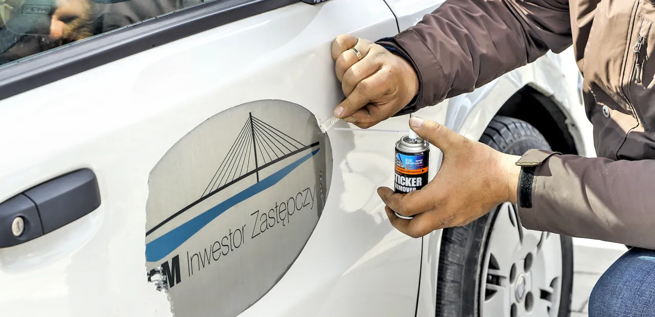 Narzędzia i preparaty do usuwania naklejek z samochodu