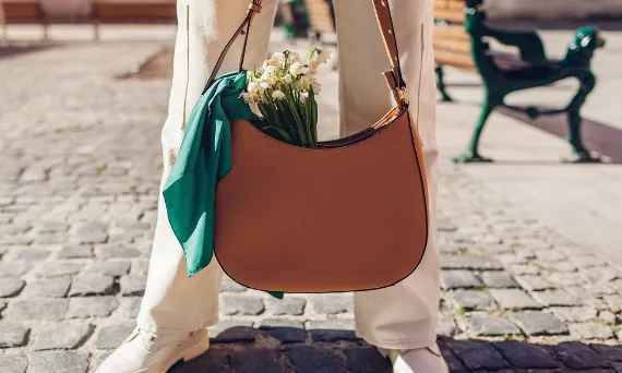 zbliżenie na wysokiej jakości dodatki skórzana torebka i zegarek
