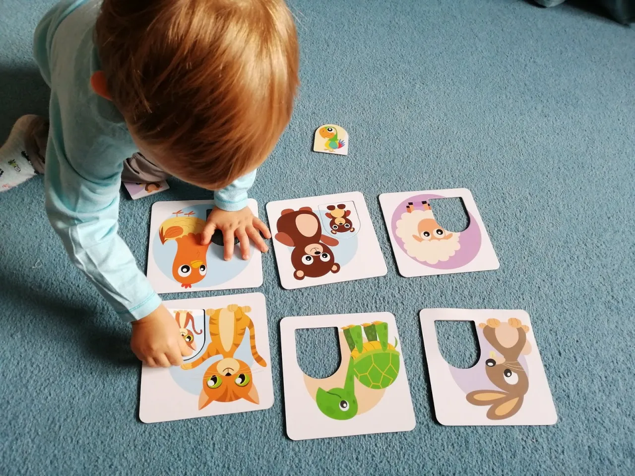 dziecko układa puzzle, rozwój percepcji wzrokowej