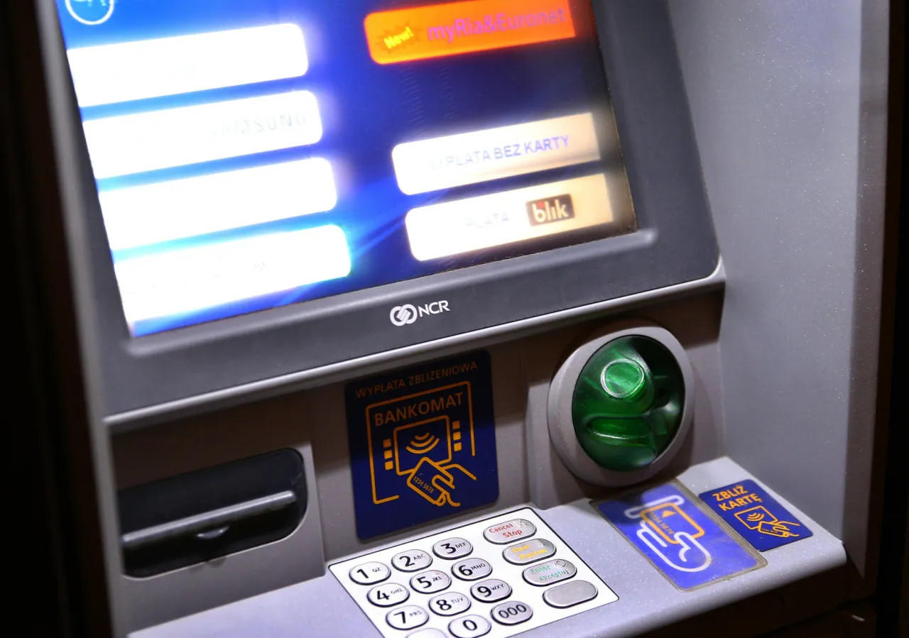 Bankomat mBank: gdzie wypłacić pieniądze? Widok na ekran i klawiaturę bankomatu z opcjami wypłaty zbliżeniowej i BLIK.