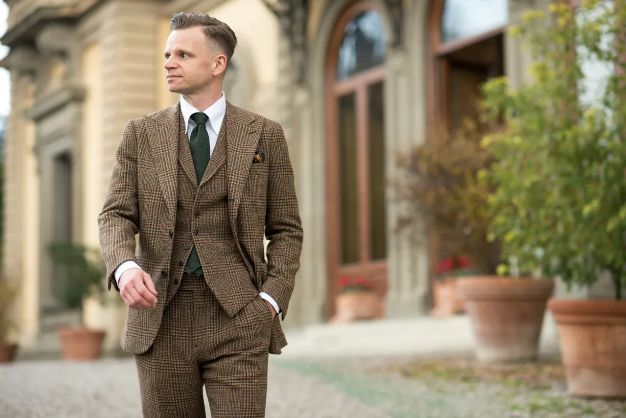 męski garnitur na wesele listopad wełna tweed ciemne kolory