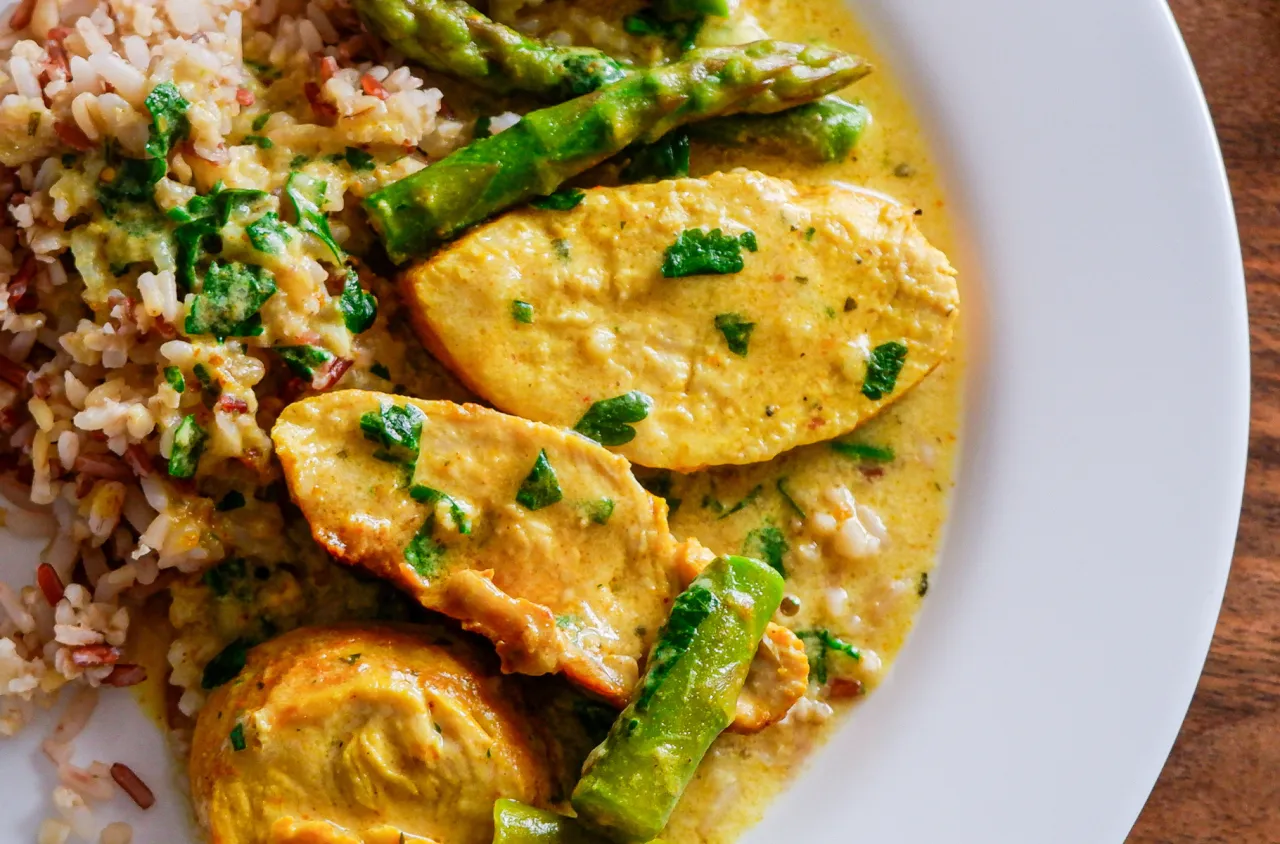 soczysta pierś z indyka w sosie kremowym