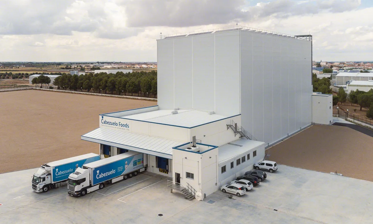 Nowoczesne centrum logistyczne z ciężar&oacute;wkami i magazynami