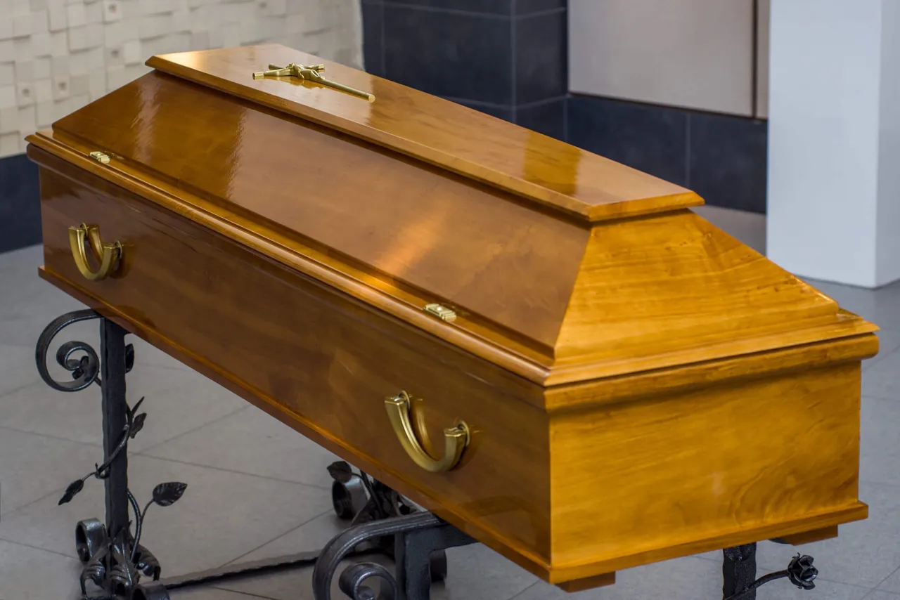 Różne rodzaje trumien kremacyjnych i urn