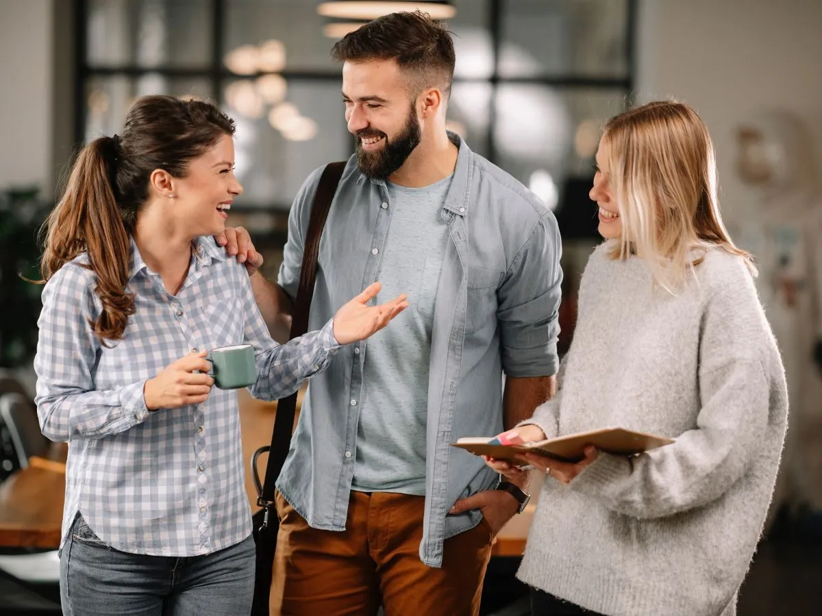 ludzie rozmawiający śmiejący się nietypowe pytania