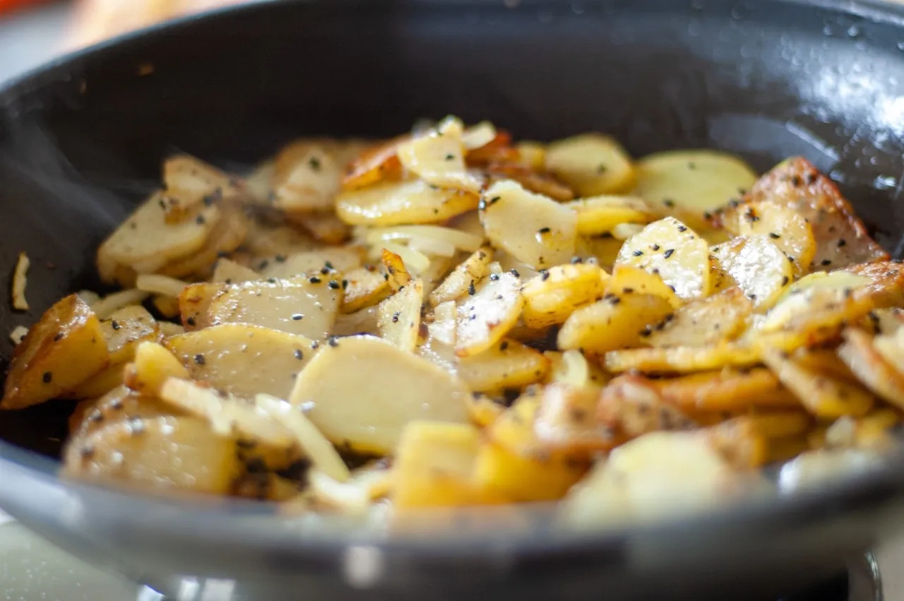 odświeżanie ziemniaków na patelni