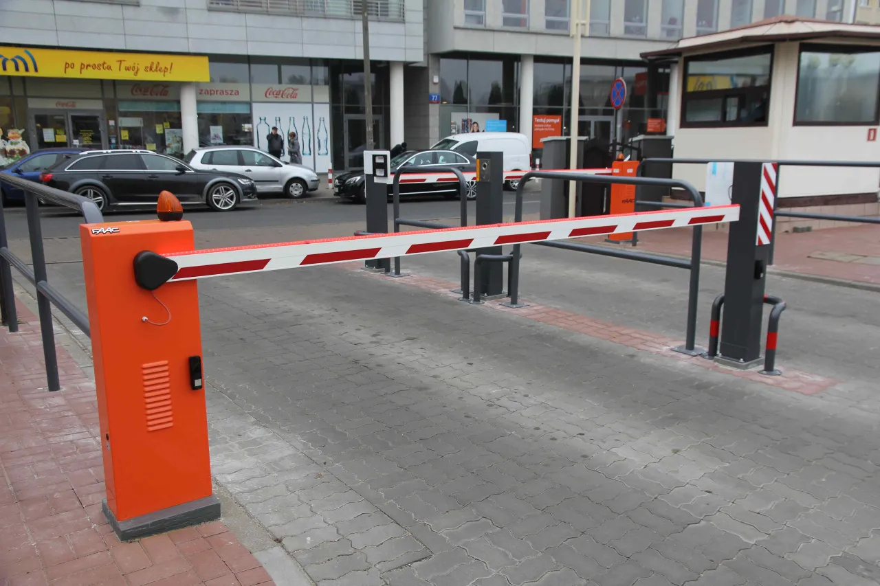 Brama wjazdowa na teren wspólnoty mieszkaniowej, sugerująca, czy teren wspólnoty mieszkaniowej jest terenem prywatnym.