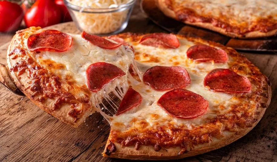 pizza neapolitańska vs amerykańska sp&oacute;d