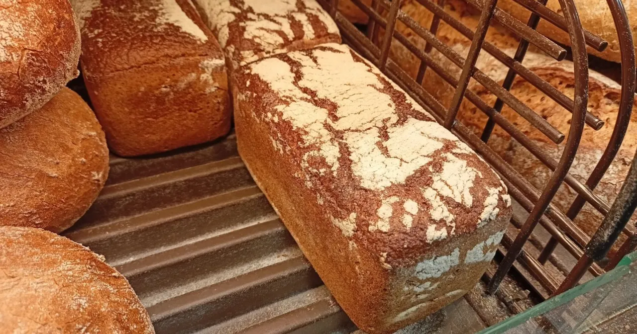 Chleb krojony w Biedronce wygląda apetycznie. Zastanawiasz się, ile kosztuje chleb krojony w Biedronce?