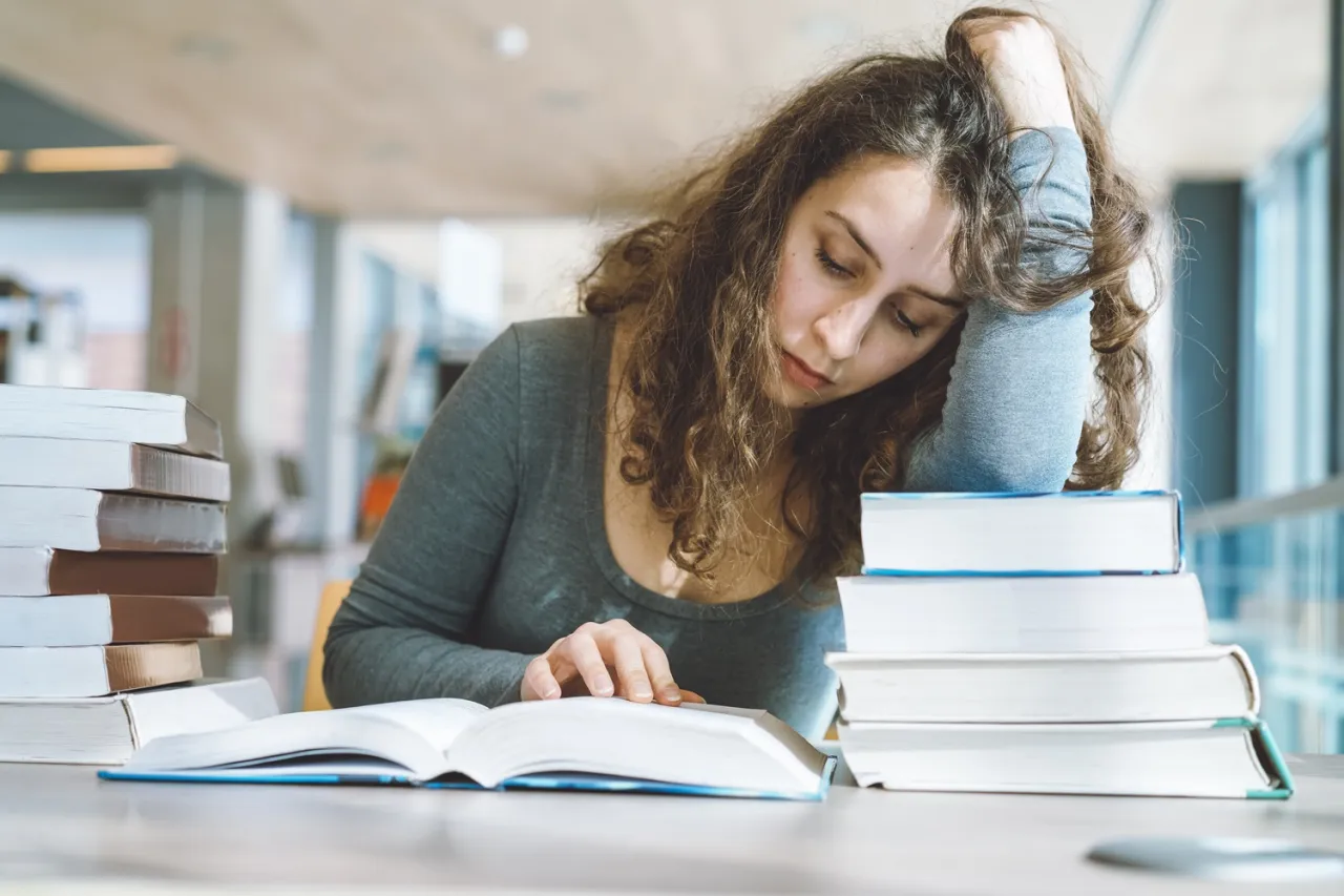 uczeń przed tablicą z pytaniami maturalnymi, stres, zasady matury