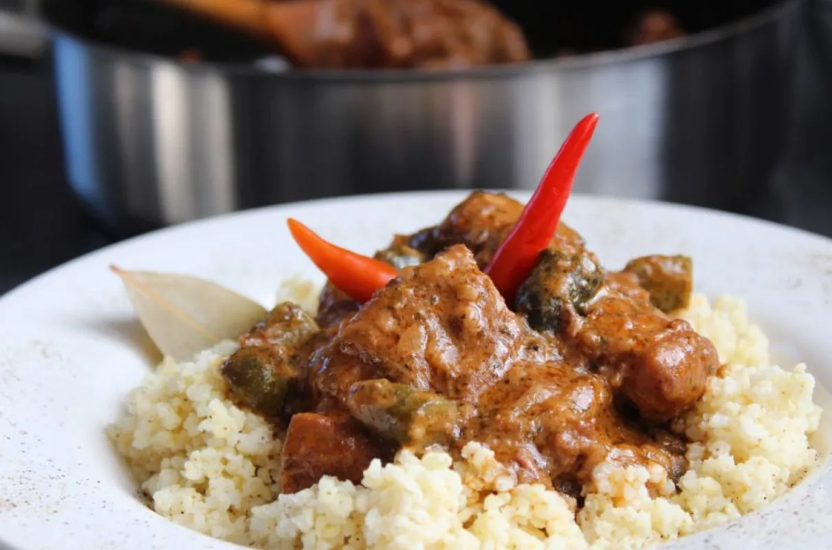 Pyszne danie z łopatki na obiad: gulasz z papryczkami chili i kaszą kuskus.