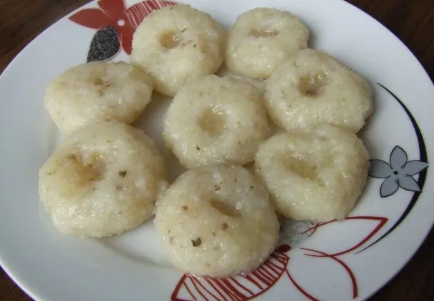 Kluski z tartych ziemniak&oacute;w i gotowanych składniki