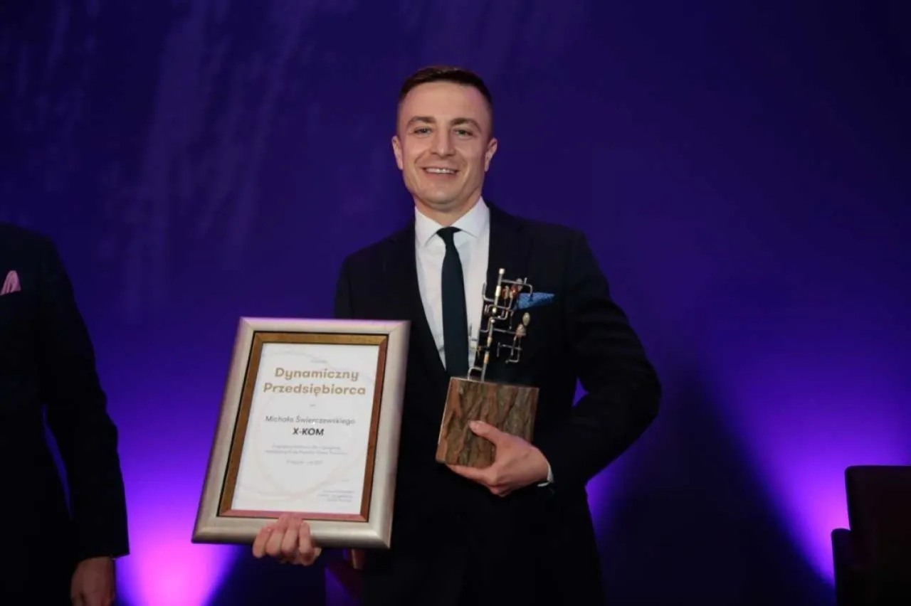 Michał Świerczewski z X-KOM odbiera nagrodę 