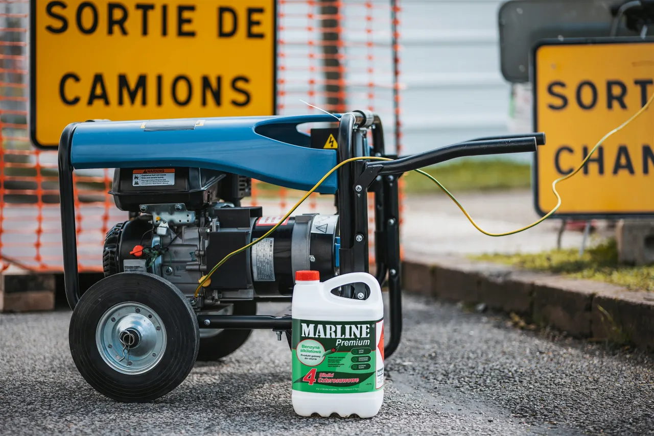 Agregat prądotwórczy i kanister z paliwem Marline Premium. Odpowiedź na pytanie: jakie paliwo do kosiarki spalinowej?