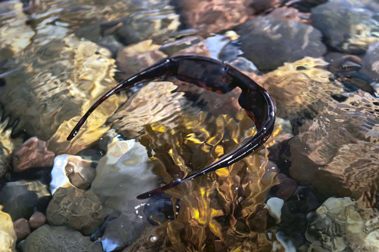 okulary polaryzacyjne na tle odbić wody