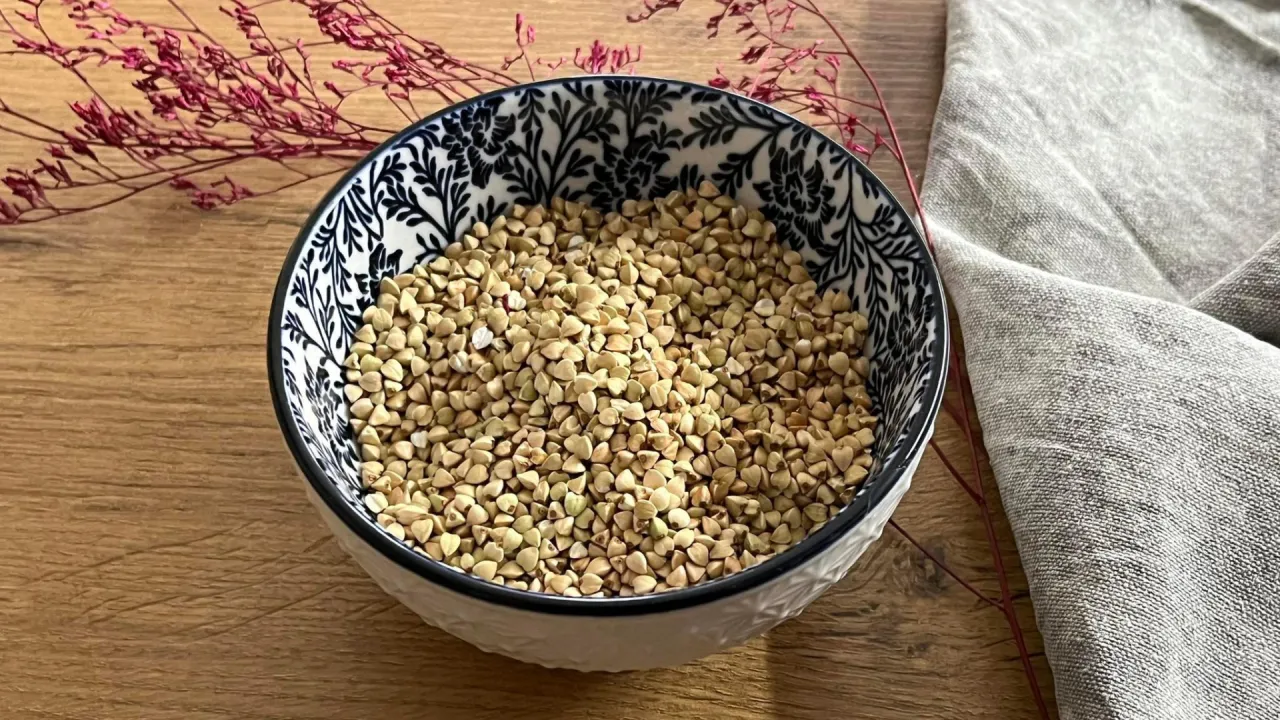 Miseczka pełna kaszy gryczanej, kt&oacute;ra jest odpowiedzią na pytanie: czy kasza gryczana jest zdrowa? Tak, jest!