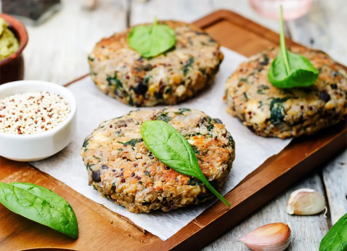 Pyszne kotleciki z komosy ryżowej i szpinaku. Idealne na obiad, gdy szukasz inspiracji i przepis&oacute;w.