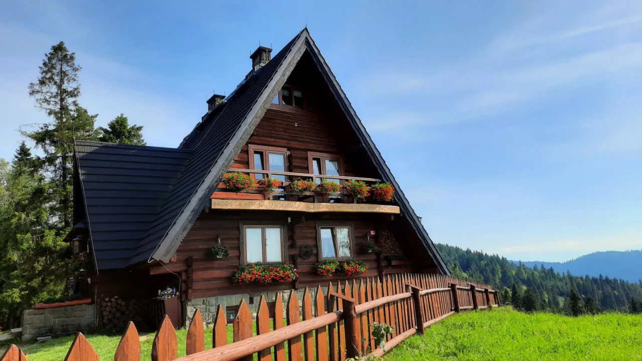 Bacówka PTTK na Obidzy widok z drona lub zdjęcie ogólne