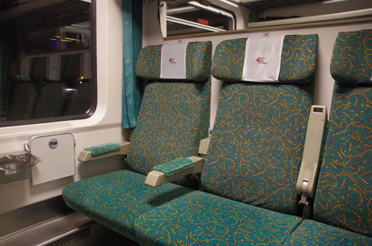 schemat numeracji miejsc w pociągu PKP Intercity