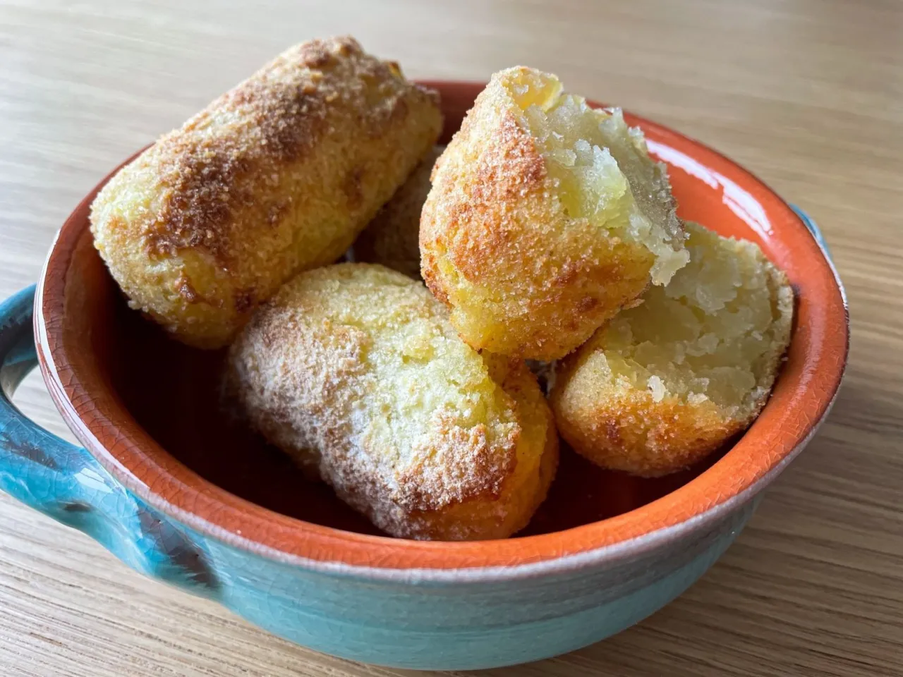 Chrupiące krokiety ziemniaczane w miseczce. Idealne rozwiązanie, co zrobic z reszta ugotowanych ziemniakow.