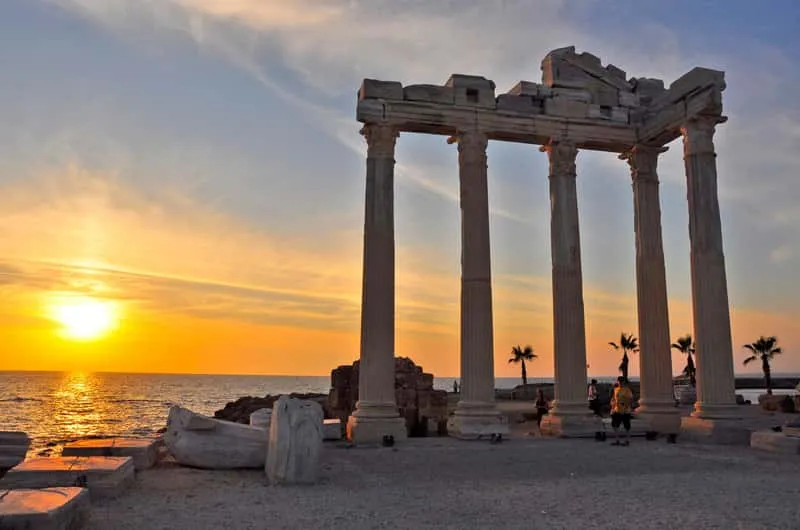 Świątynia Apolla Side zach&oacute;d słońca