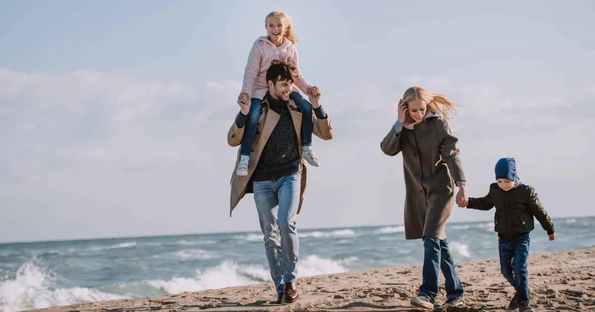 rodzina na plaży Bałtyk maj&oacute;wka spacer brzegiem morza