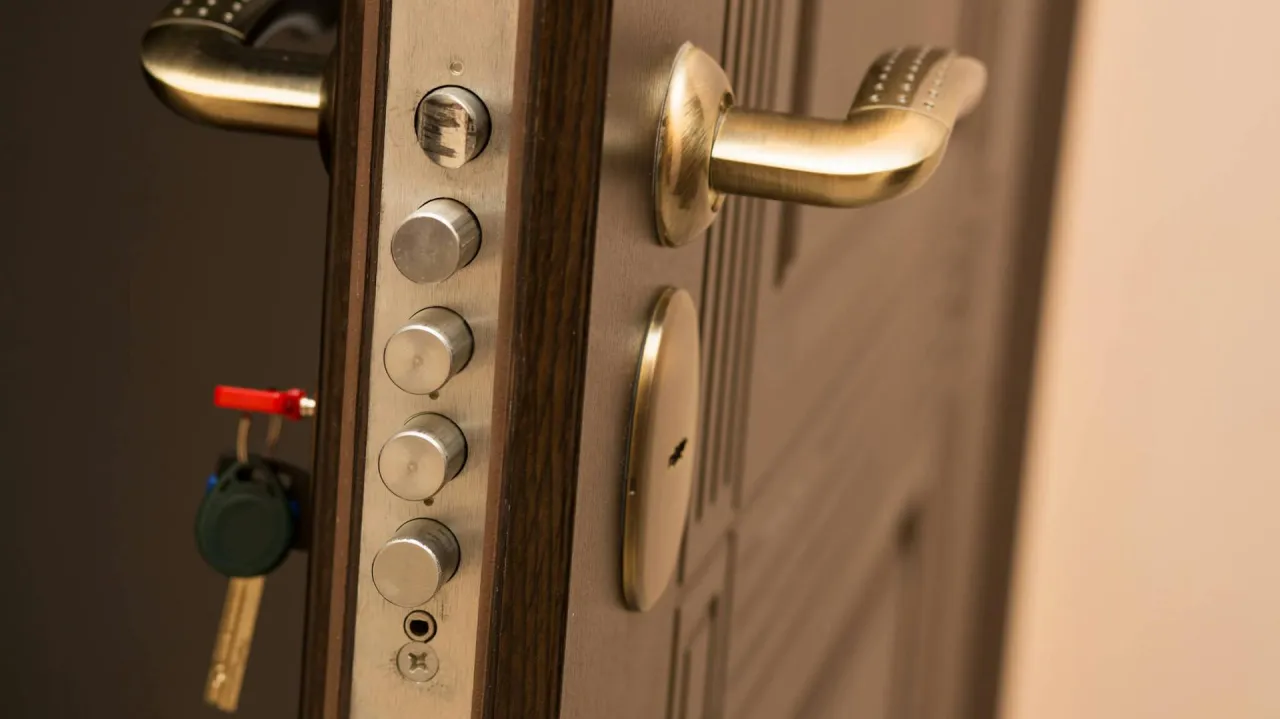 zabezpieczenia antywłamaniowe do mieszkania w bloku