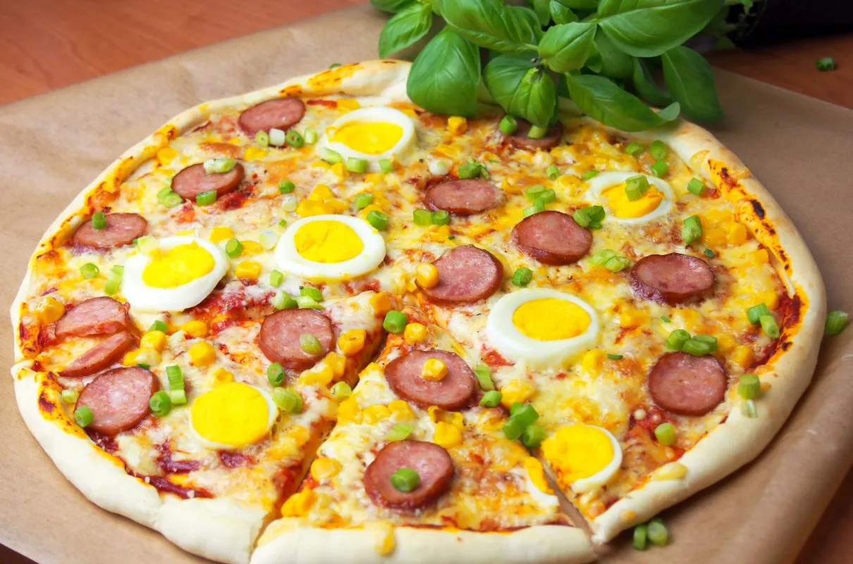 pizza z jajkiem w trakcie pieczenia