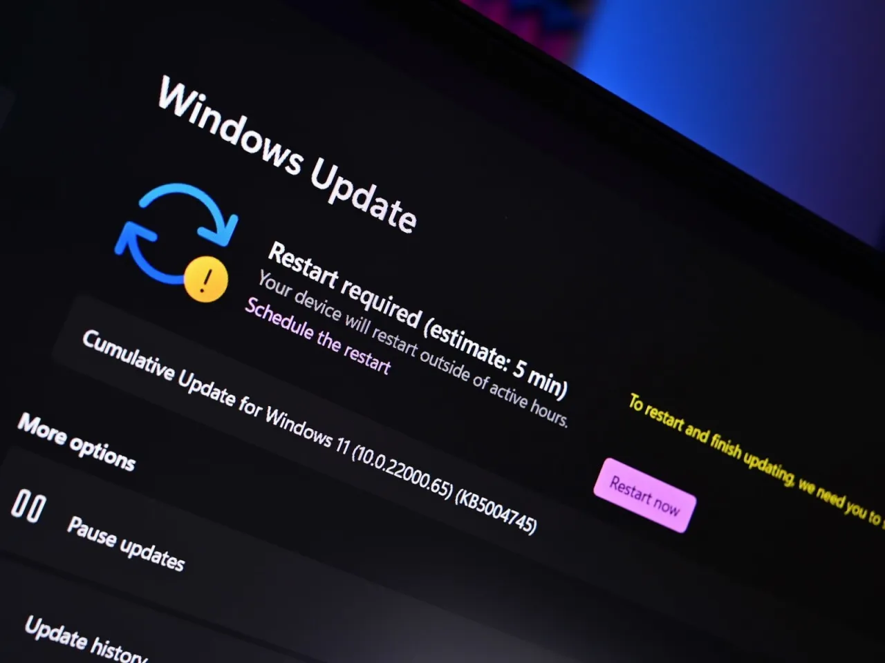 Ekran Windows Update informuje o konieczności restartu, aby zakończyć aktualizację. Dowiedz się, jak zaktualizować Windows.