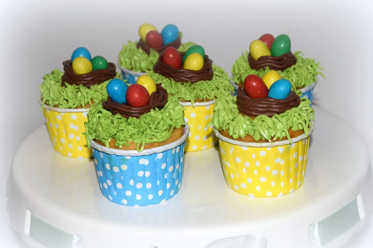 Wielkanocne babeczki z gniazdkami i jajeczkami
