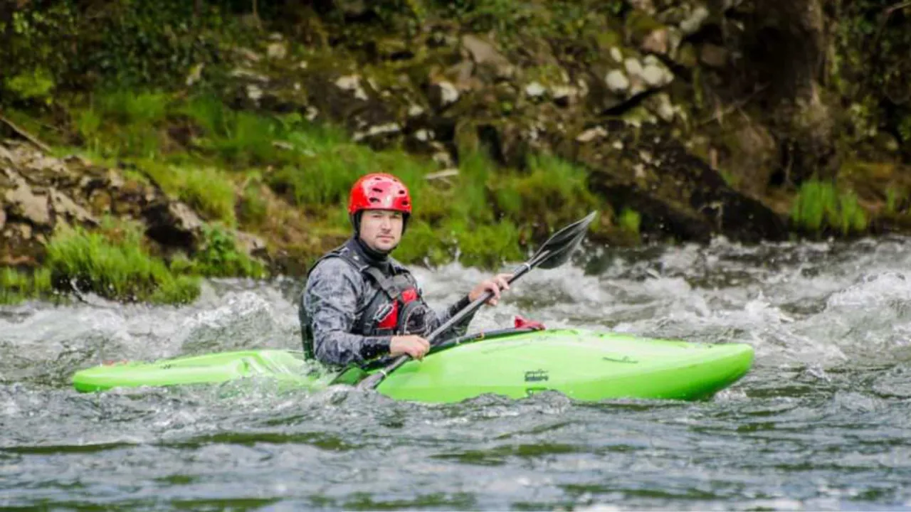 instruktor kajakarstwa uczy technik wiosłowania