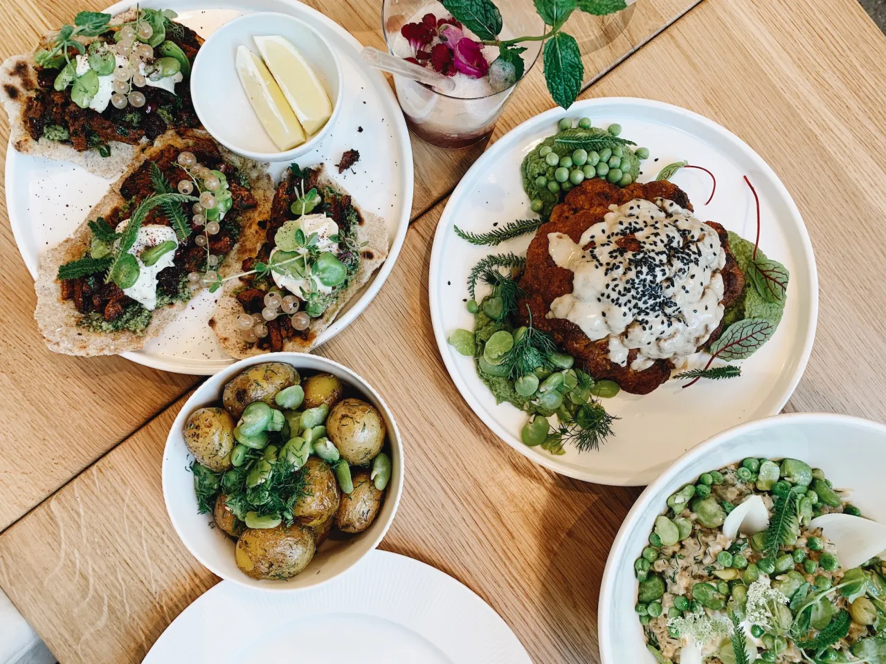 kolorowe wegańskie jedzenie w restauracji w Poznaniu