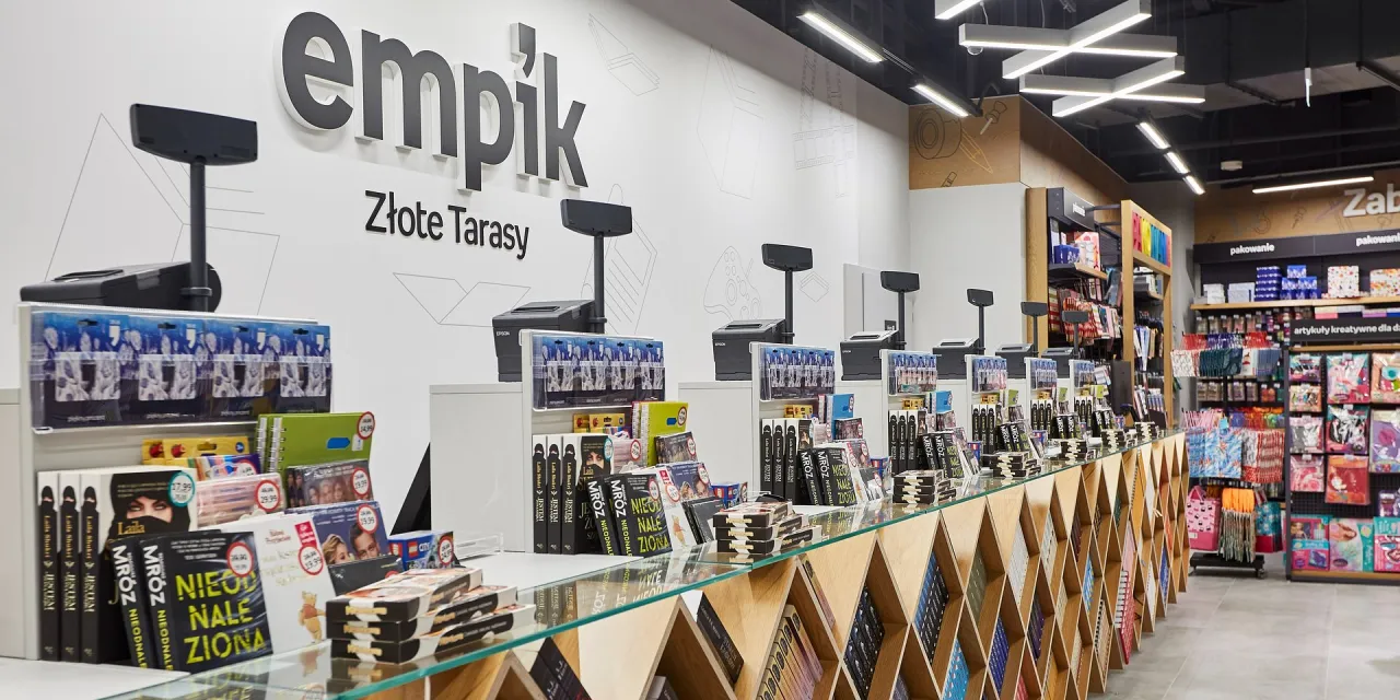 Pracownik Empiku przy kasie