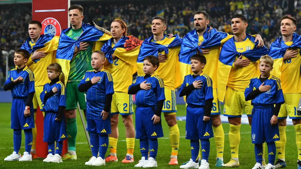 Piłkarze reprezentacji Ukrainy i dzieci w strojach narodowych stoją z rękami na sercach, gotowi do hymnu. Takie chwile wzruszają, kiedy mecze reprezentacji Polski w piłce nożnej.