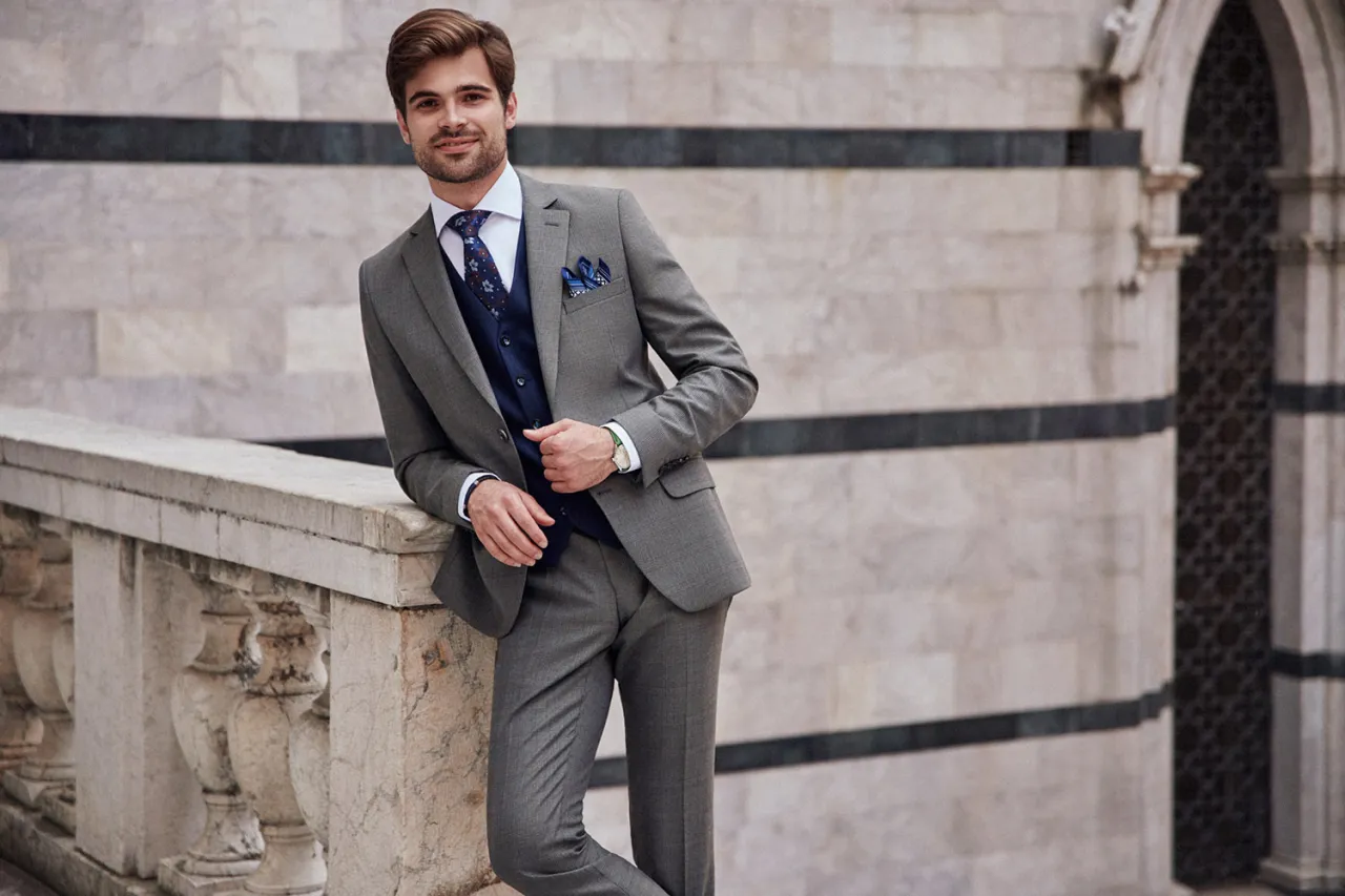 elegancki garnitur męski na wesele granatowy szary beżowy