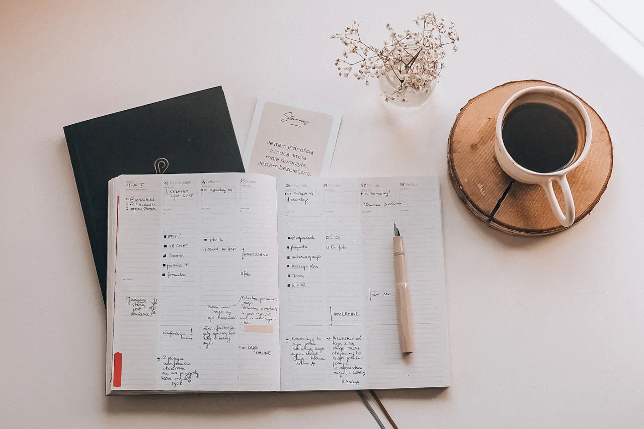 Osoba planująca dzień z kalendarzem i listą zadań