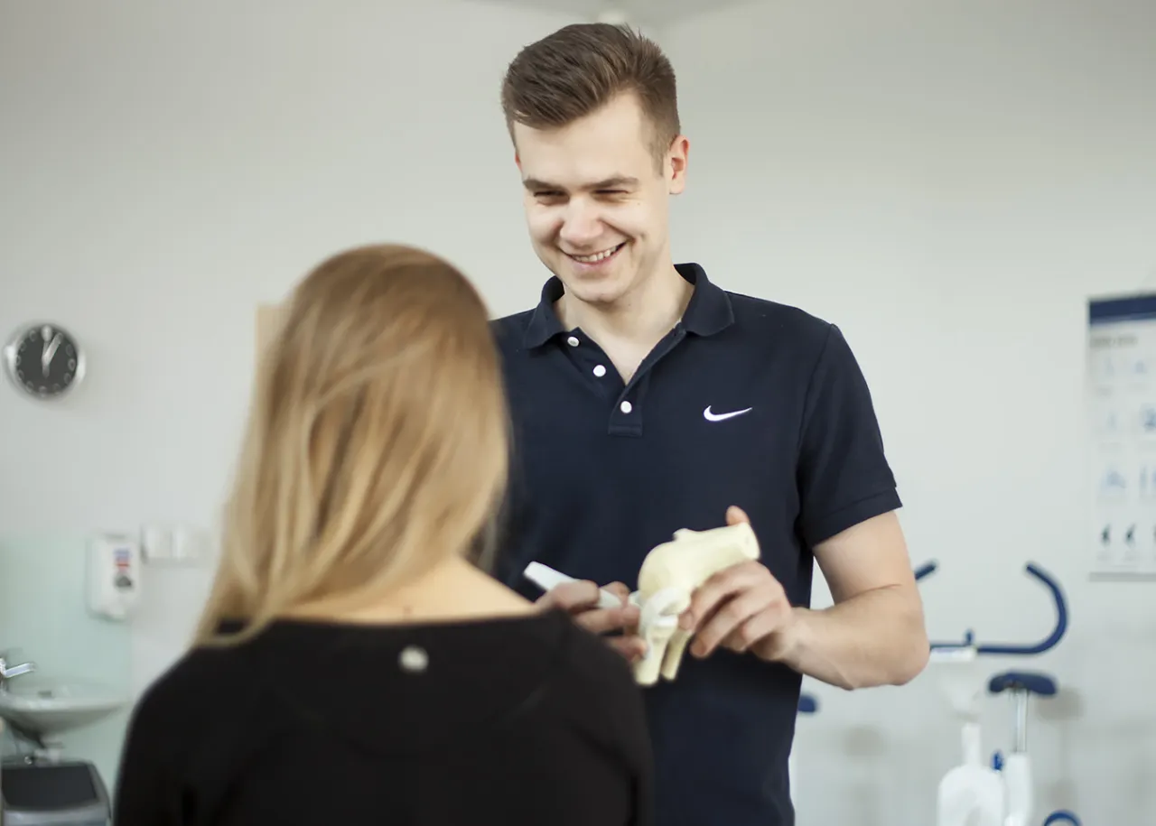 Młodzi ludzie rozważający karierę fizjoterapeuty