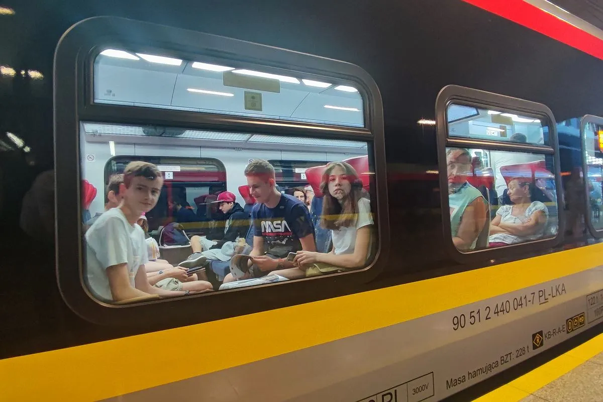 Młodzi ludzie w pociągu, zastanawiają się, gdzie na weekend pociągiem z Warszawy.